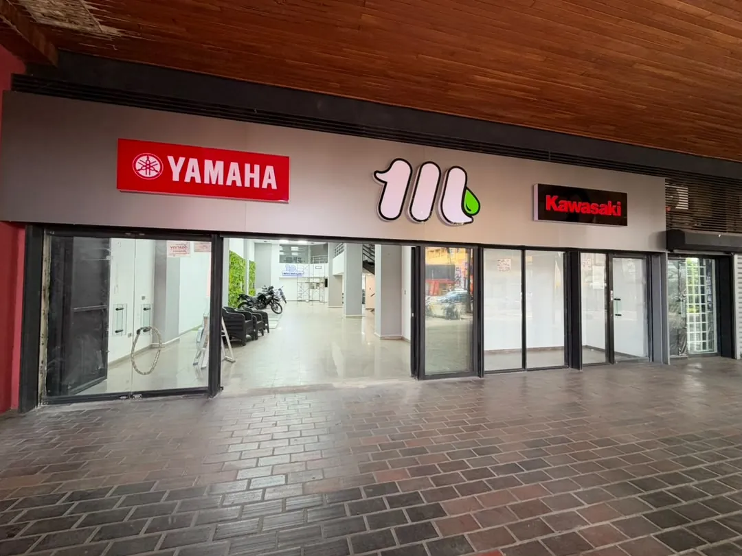 Fachada del local de GSXR Sport 24 en el Centro Empresarial El Paraíso, Caracas